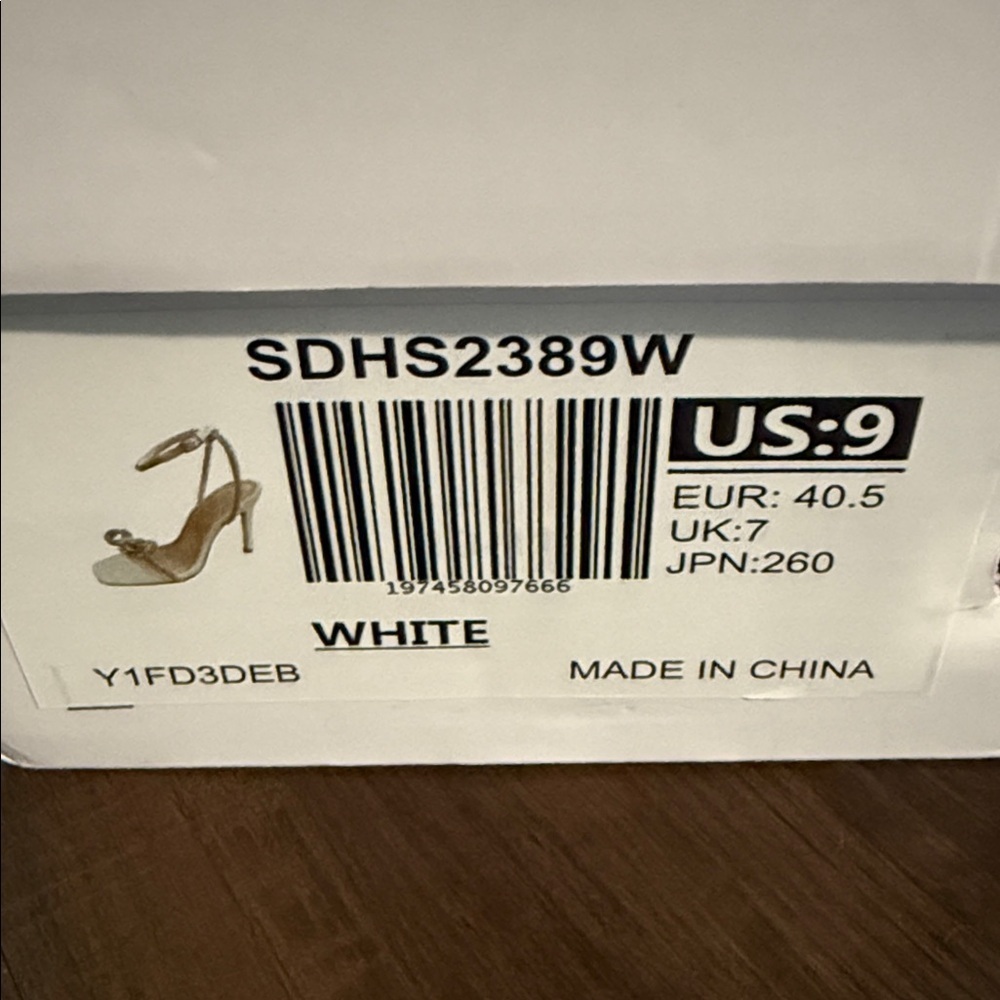 Dream Pairs Elegant White and Silver Heels - Picture 3 of 3